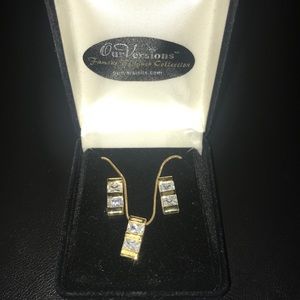 Necklace and earring set in gold